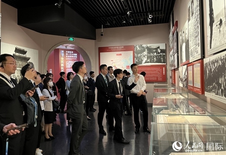 創(chuàng)價學(xué)會青年代表團成員在中國人民抗日戰(zhàn)爭紀(jì)念館參觀。人民網(wǎng)記者 陳思攝