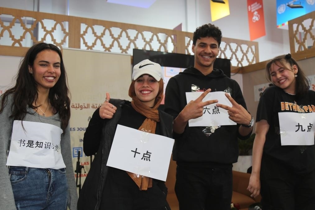 2024年4月24日，突尼斯高中生在首都突尼斯市舉辦的突尼斯國際書展上表演漢語節(jié)目。新華社發(fā)（阿代爾攝）