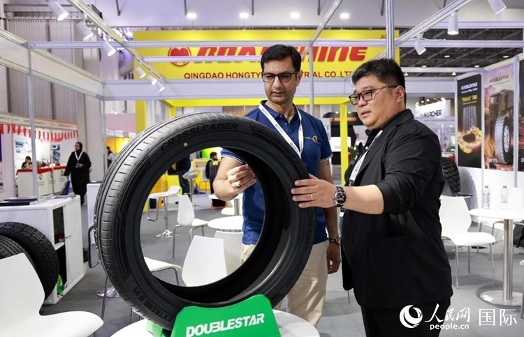 工作人員向客戶展示雙星電動汽車輪胎。和傳統(tǒng)汽車輪胎相比，電動汽車輪胎具有更高承載能力、更加靜音舒適、更好極速抓地、更低滾動阻力等特點(diǎn)。人民網(wǎng)記者 管克江攝