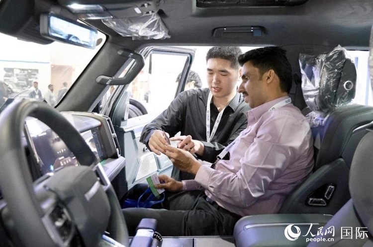 客戶在了解中國產(chǎn)汽車。人民網(wǎng)記者 管克江攝