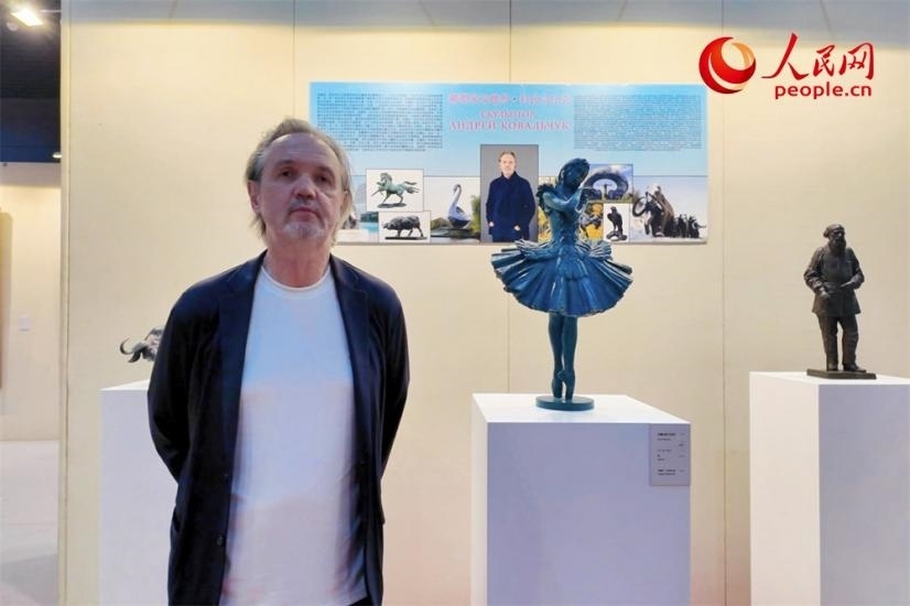 俄羅斯人民藝術(shù)家、俄羅斯美協(xié)主席安德烈·科瓦爾丘克正在接受人民網(wǎng)的采訪。人民網(wǎng)記者 劉微攝