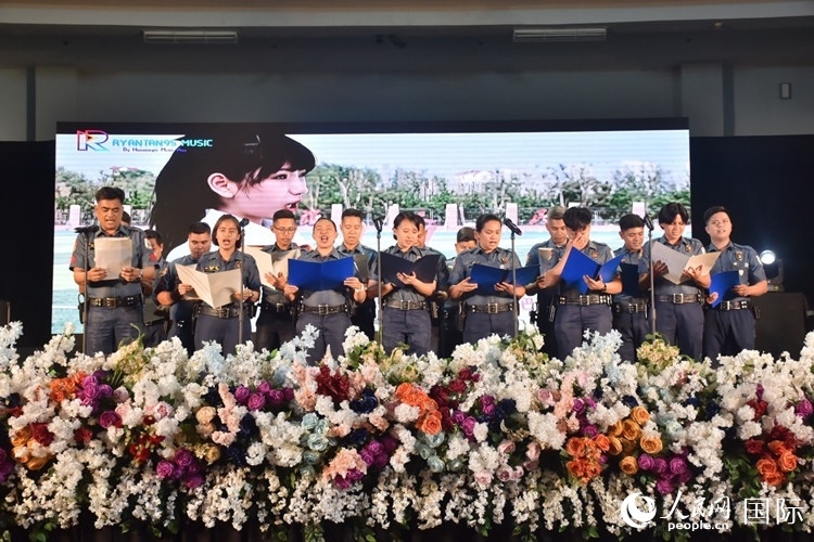 邦板牙省警察局學(xué)員在結(jié)業(yè)典禮上表演合唱。人民網(wǎng)記者 樊帆攝