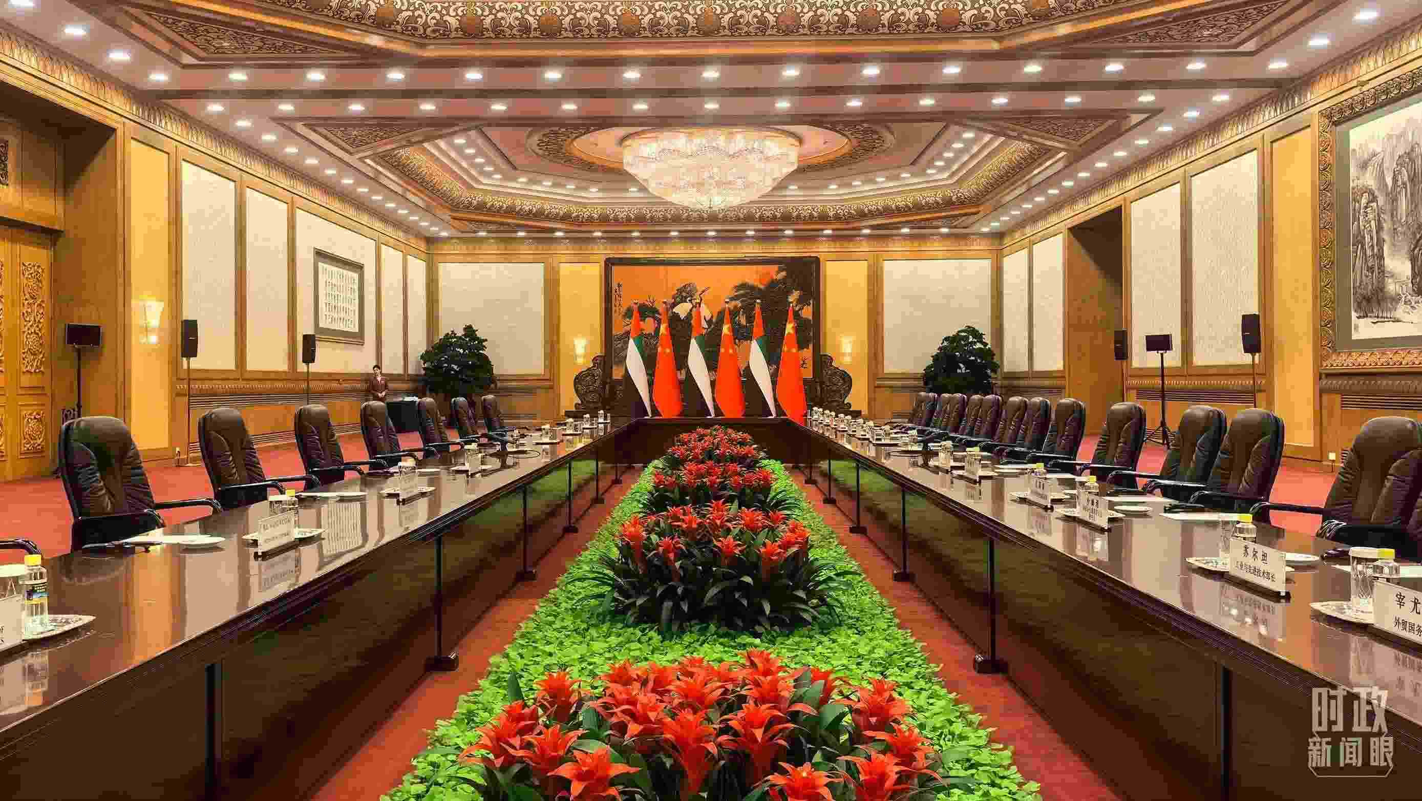 △5月30日下午，習(xí)近平主席同阿聯(lián)酋總統(tǒng)穆罕默德會(huì)談。這是會(huì)談開(kāi)始前的現(xiàn)場(chǎng)。（總臺(tái)央視記者鄂介甫拍攝）