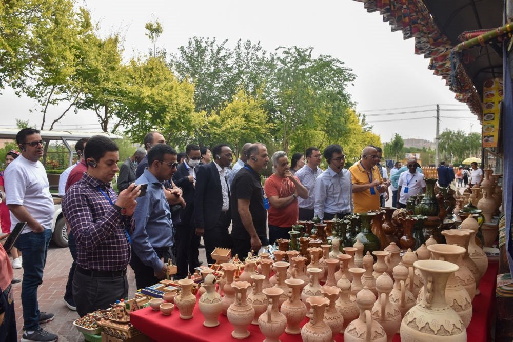 2023年5月31日，阿拉伯國家聯(lián)盟代表團(tuán)一行在新疆喀什古城參觀訪問。新華社記者 高晗 攝