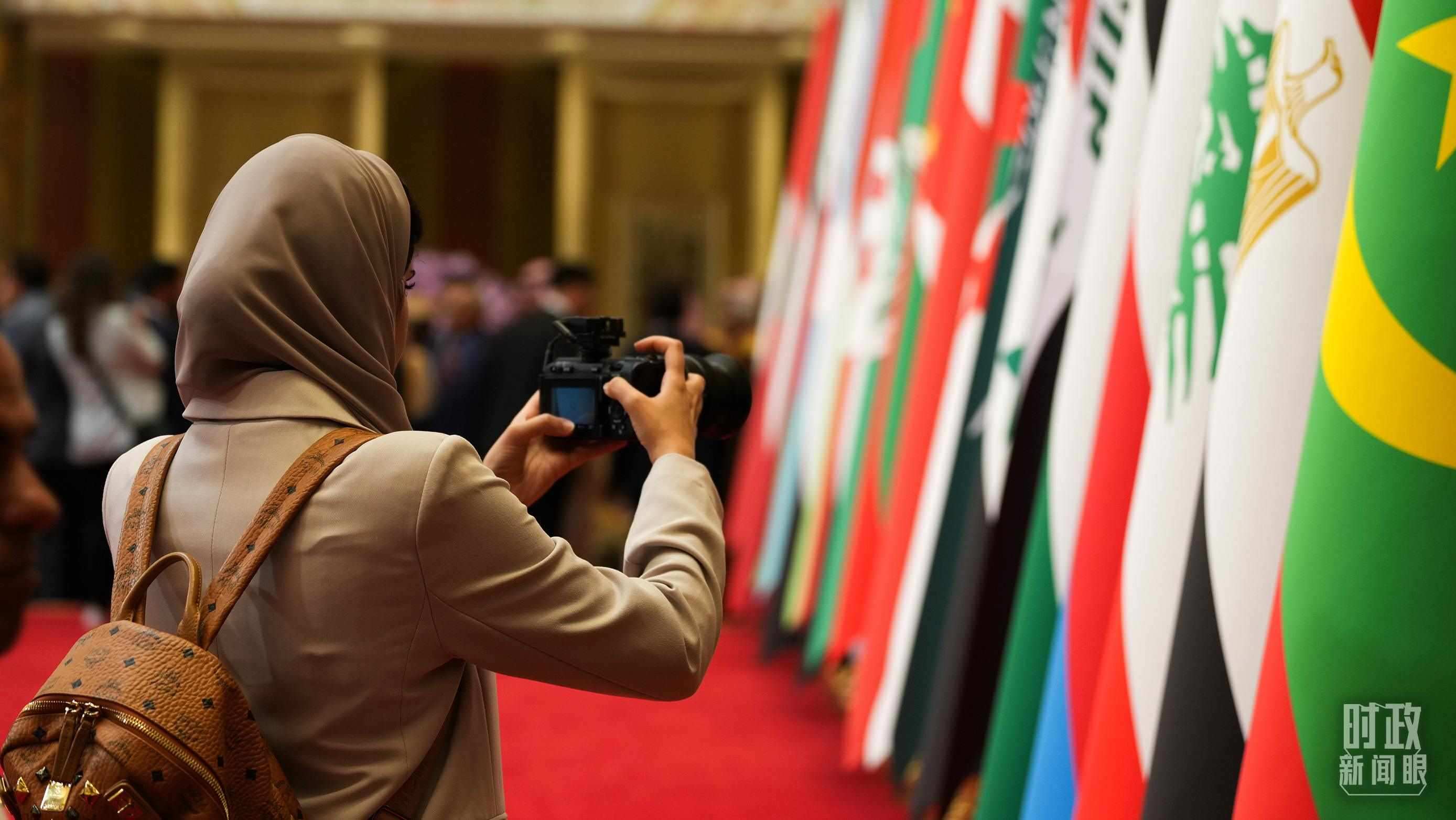 △外國(guó)媒體拍攝現(xiàn)場(chǎng)旗陣。（總臺(tái)國(guó)廣記者李晉拍攝）