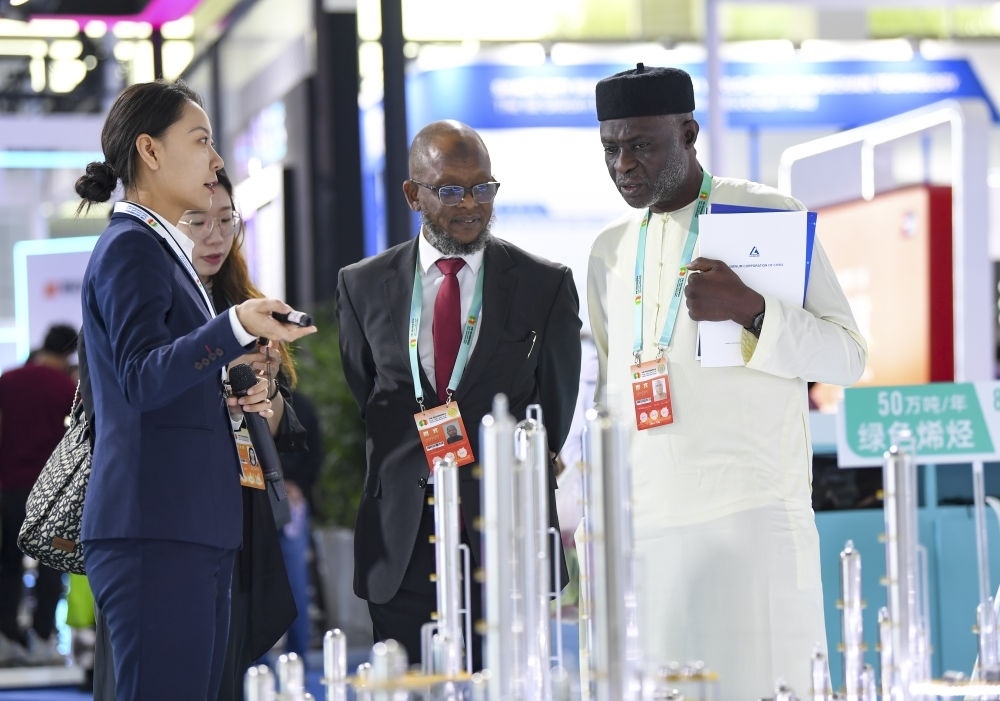 2023年9月22日，嘉賓在第六屆中阿博覽會上了解清潔能源項(xiàng)目。新華社記者 馮開華 攝