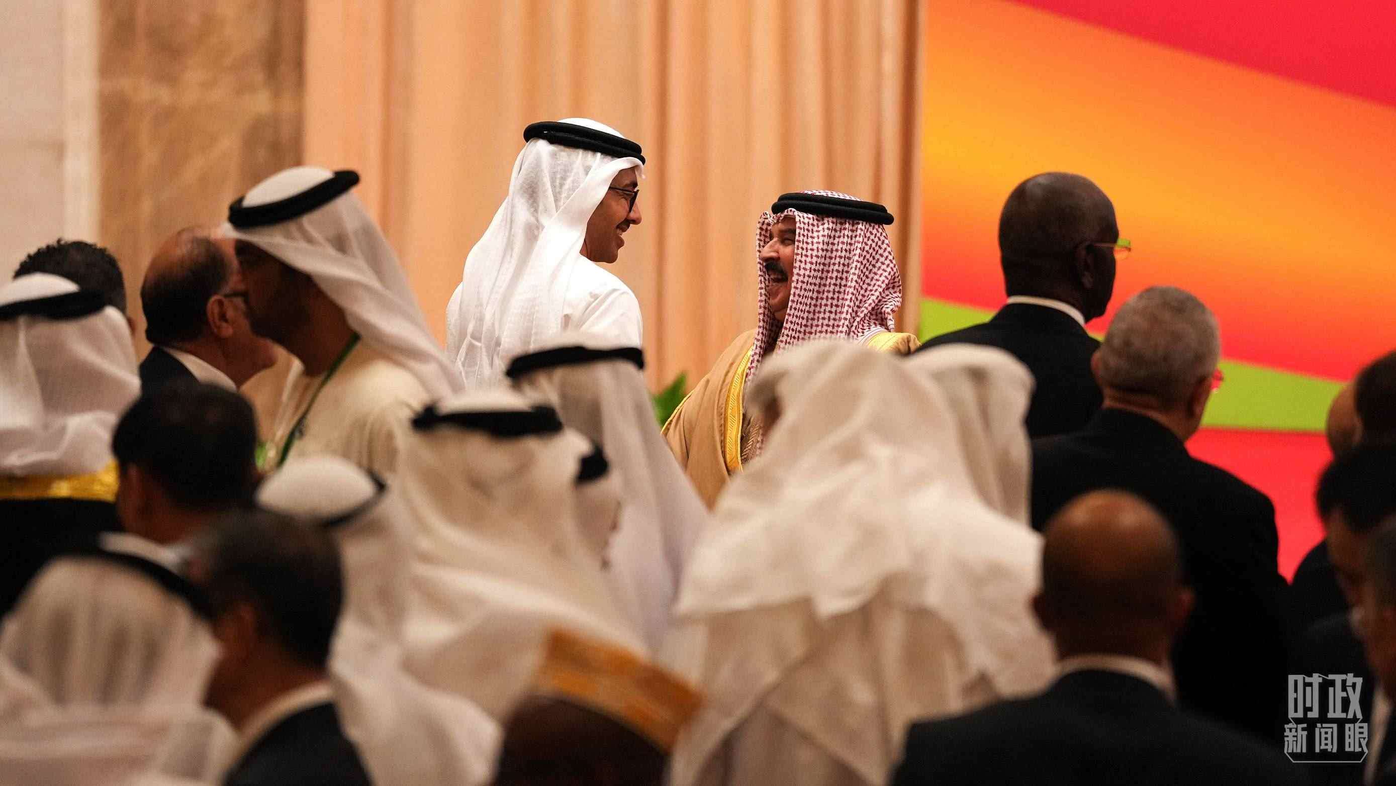 △與會(huì)代表在交談。（總臺(tái)國(guó)廣記者李晉拍攝）