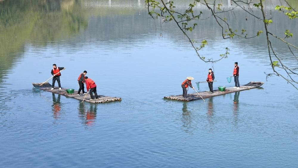 浙江省臺州市仙居縣步路鄉(xiāng)黨員志愿者與河長一起在永安溪巡河護水，清理雜物垃圾（2024年3月20日攝）。新華社發(fā)（王華斌攝）