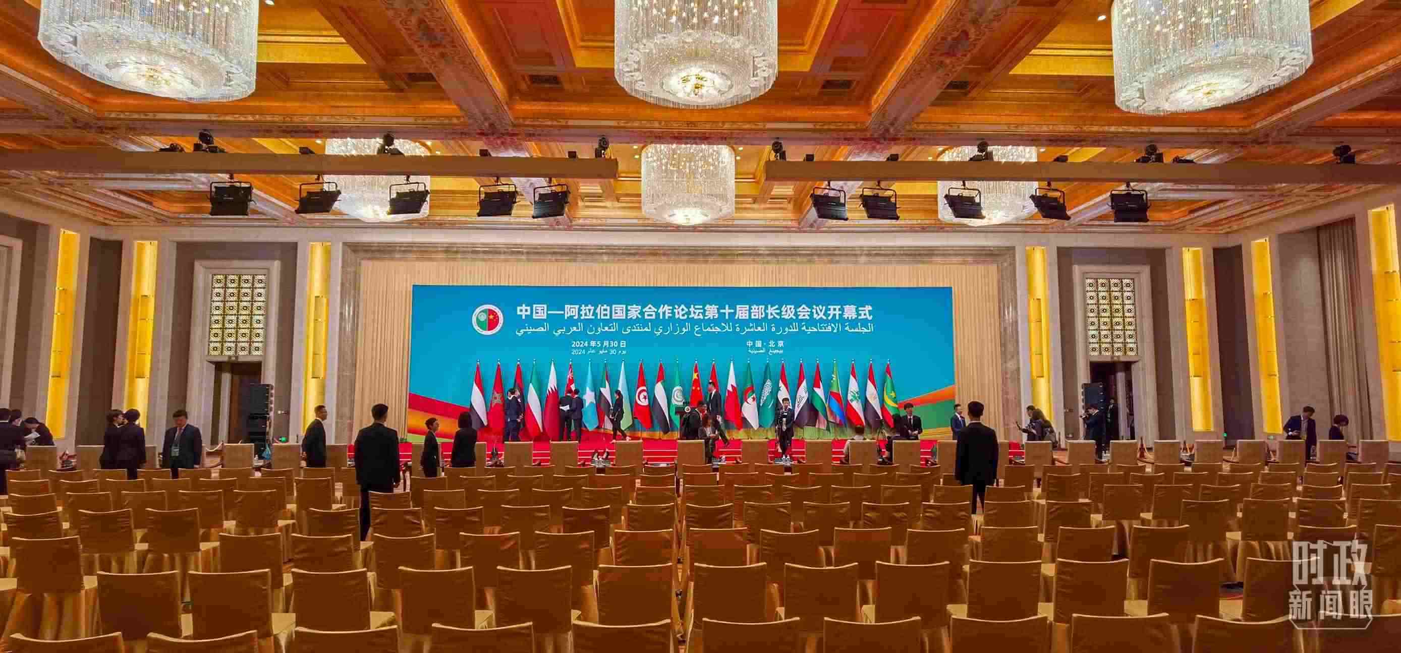 △會(huì)議開(kāi)始前，現(xiàn)場(chǎng)正在進(jìn)行各項(xiàng)準(zhǔn)備工作。（總臺(tái)央視記者郭鴻拍攝）