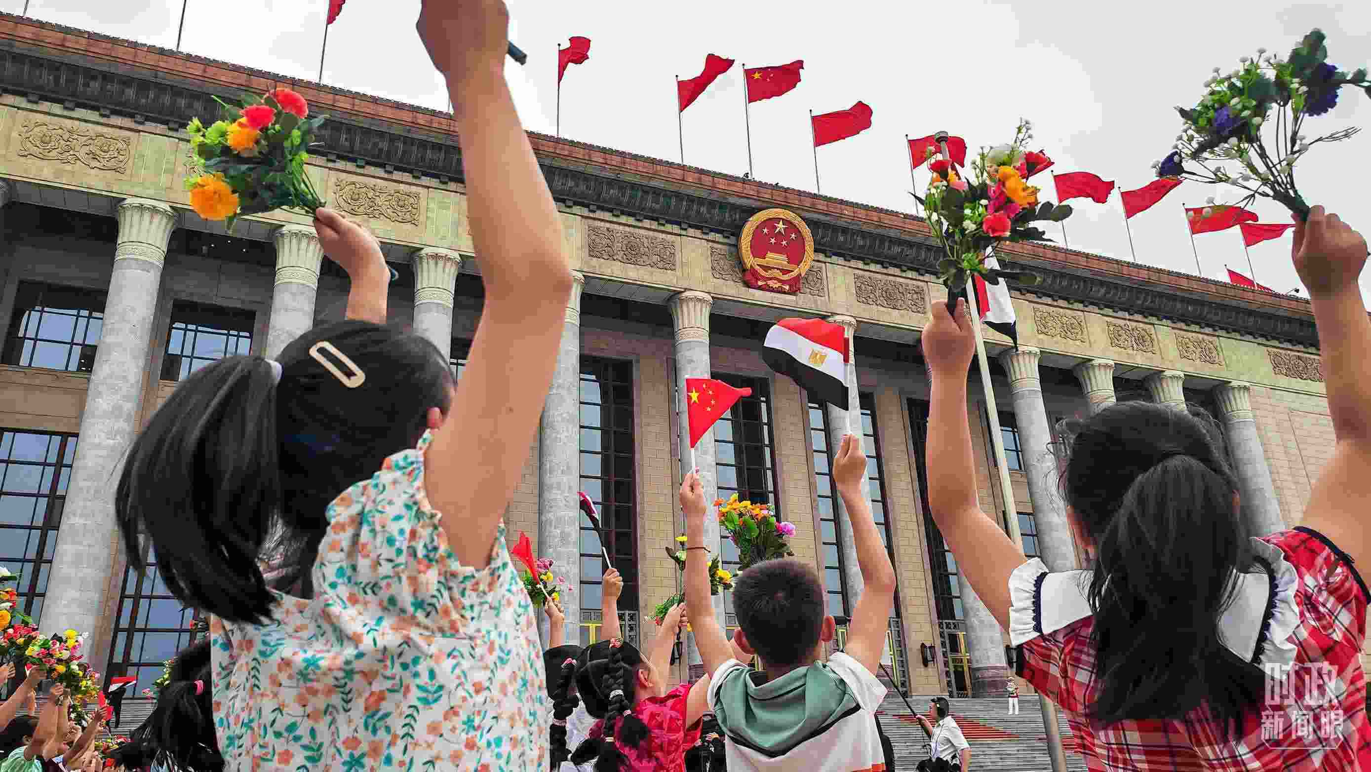 △5月29日下午，習(xí)近平主席舉行儀式歡迎埃及總統(tǒng)塞西訪(fǎng)華。圖為歡迎儀式現(xiàn)場(chǎng)的少年兒童。（總臺(tái)央視記者劉琦拍攝）