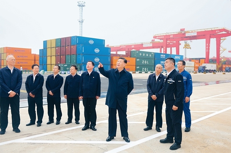 2024年5月22日至24日，中共中央總書(shū)記、國(guó)家主席、中央軍委主席習(xí)近平在山東考察。這是22日下午，習(xí)近平在日照港察看全自動(dòng)化集裝箱碼頭作業(yè)場(chǎng)景。 新華社記者 鞠鵬/攝