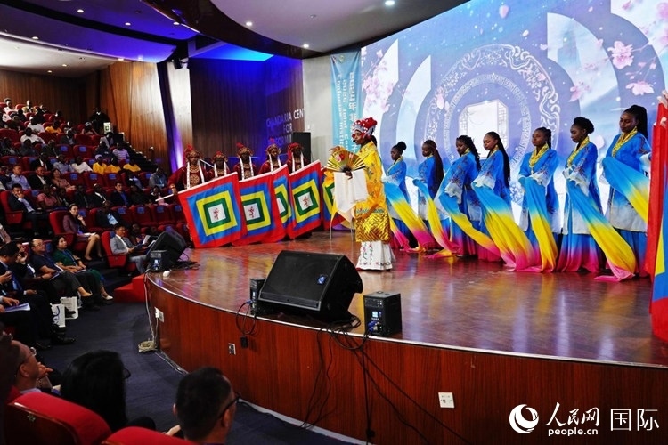 開幕式前，內羅畢大學孔子學院學生進行文藝表演。人民網記者 黃煒鑫攝