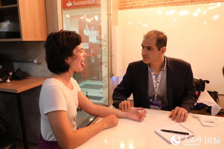 在巴西米納斯吉拉斯州首府貝洛奧里藏特開辦診所的中醫(yī)師保羅·貢扎爾韋斯，正在把脈并觀察舌苔。人民網(wǎng)記者 陳一鳴攝