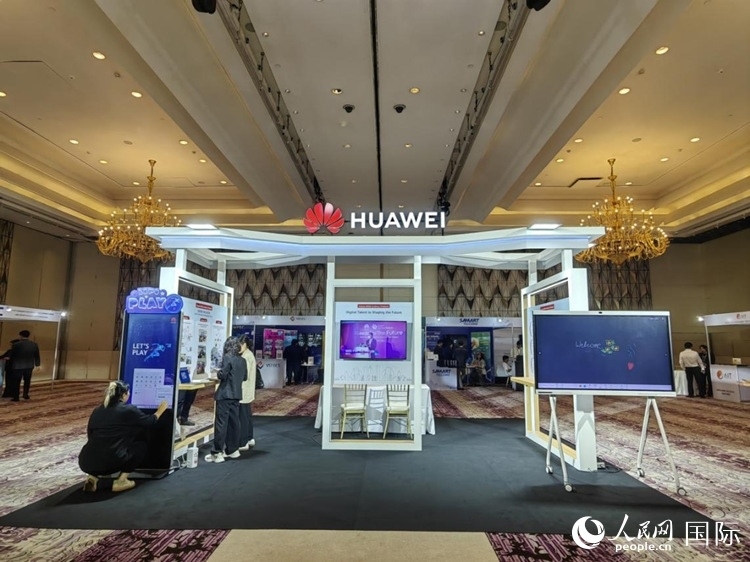 峰會(huì)現(xiàn)場(chǎng)，由泰國(guó)政府、中泰高校和客戶伙伴搭建的人才雙選會(huì)和伙伴展臺(tái)開放。人民網(wǎng)記者 楊一攝