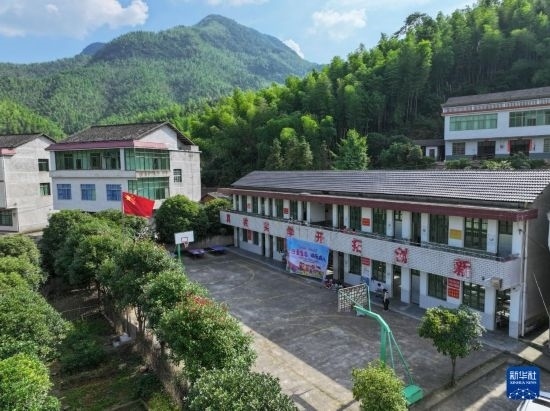 這是5月28日拍攝的湖南省衡陽市衡陽縣岣嶁鄉(xiāng)妙溪小學（無人機照片）。