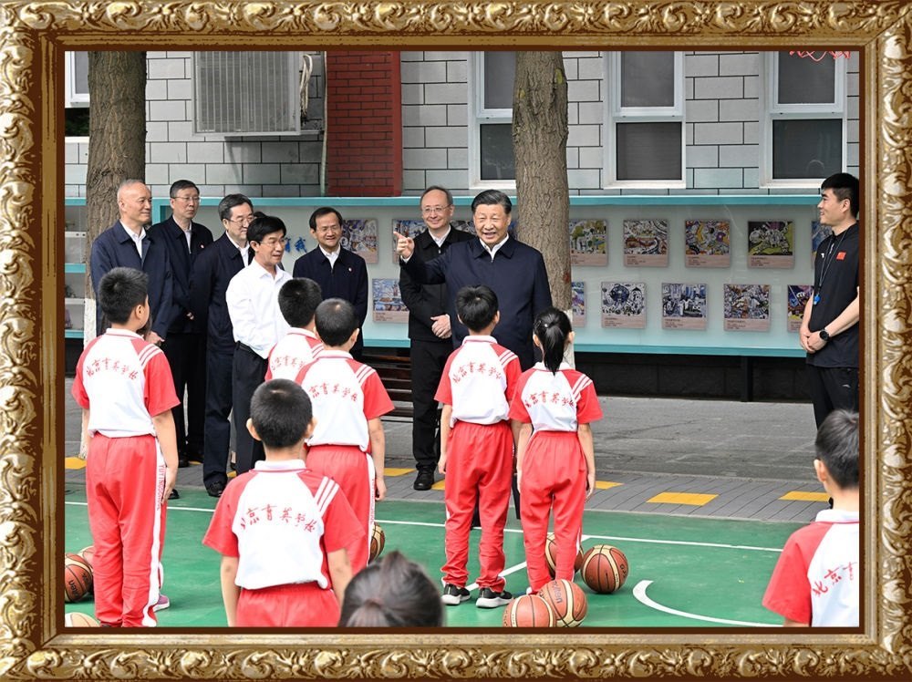 2023年5月31日上午，習近平總書記來到北京育英學?？赐繂枎熒?，在籃球場同正在上體育課的小學生們親切交流。習近平親切地說：“現(xiàn)在生活條件好了，孩子們不是要吃得胖胖的，而是要長得壯壯的、練得棒棒的?！? width=