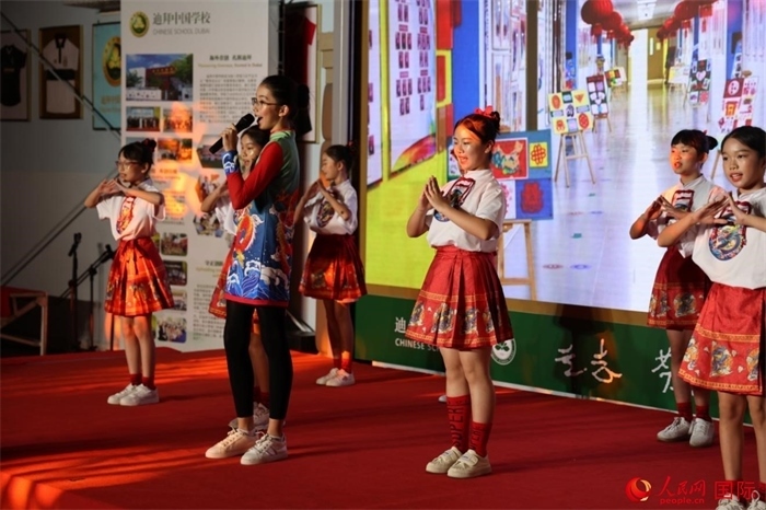 活動(dòng)上，孩子們表演原創(chuàng)歌舞節(jié)目。人民網(wǎng)記者 張志文攝