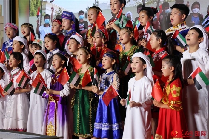 活動(dòng)上，身著中阿傳統(tǒng)服飾的孩子們共唱歌曲，表達(dá)對(duì)美好未來(lái)的向往。人民網(wǎng)記者 張志文攝