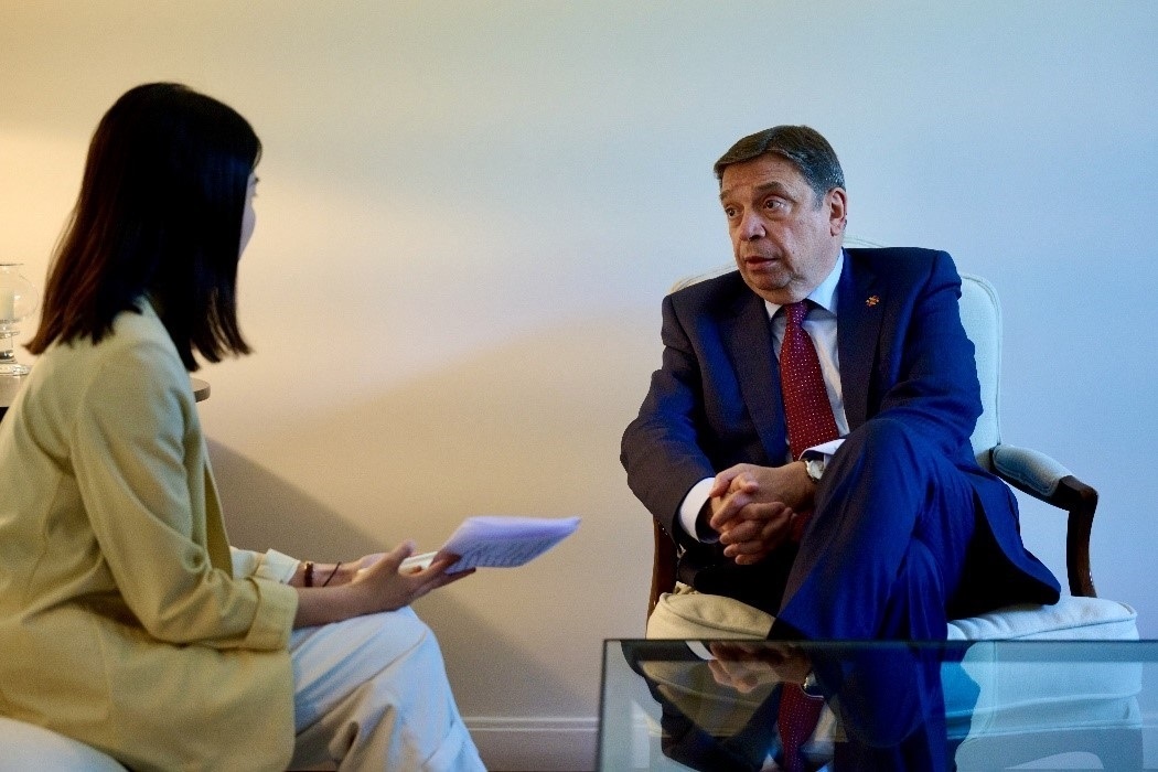 西班牙農(nóng)業(yè)、漁業(yè)和食品大臣普拉納斯接受人民網(wǎng)專訪。西班牙駐華大使館供圖