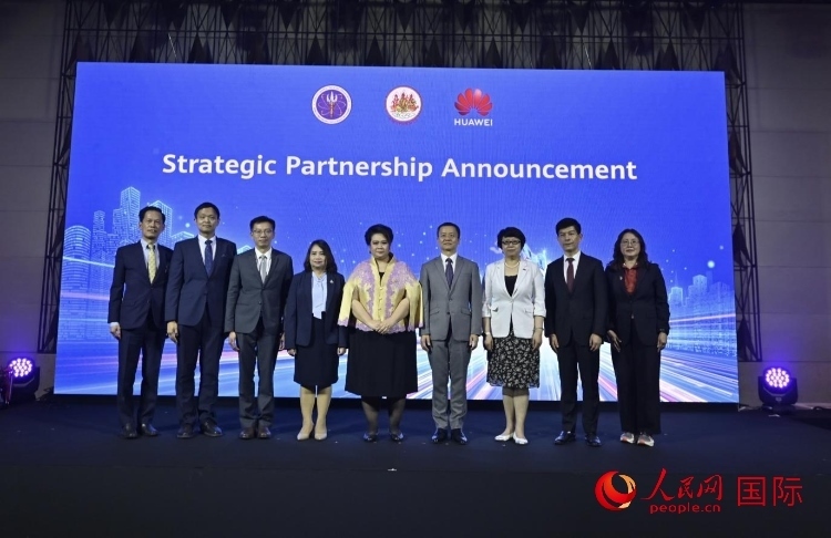 數(shù)字人才峰會現(xiàn)場。左五為泰國高等教育、科學(xué)、研究和創(chuàng)新部長素巴瑪·伊沙拉帕迪，右三中國駐泰國大使館教育參贊許蘭，右四為華為泰國技術(shù)有限公司總經(jīng)理李雄偉。人民網(wǎng)記者 簡承淵攝