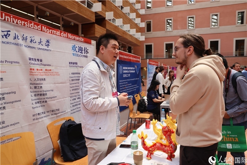 西班牙應(yīng)屆畢業(yè)生在展臺(tái)前咨詢。人民網(wǎng)記者 顏歡攝