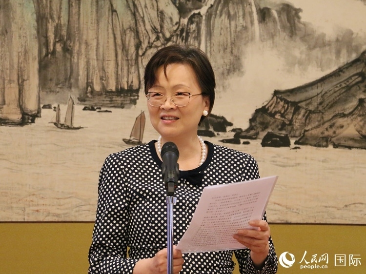 大使夫人丁玥致辭。人民網(wǎng) 許可攝