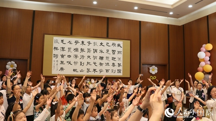 小朋友們合唱《明天會更好》。人民網(wǎng) 許可攝