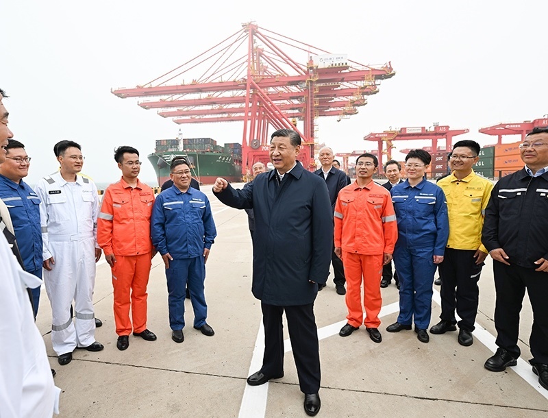 △2024年5月22日，習(xí)近平總書記在山東省日照港親切慰問港口科技工作者、運(yùn)營(yíng)人員、航運(yùn)人員。