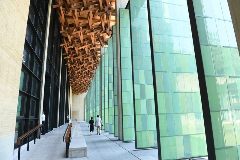 2022年7月23日，杭州國(guó)家版本館屋頂?shù)哪緲?gòu)和青瓷門扇相映成趣。