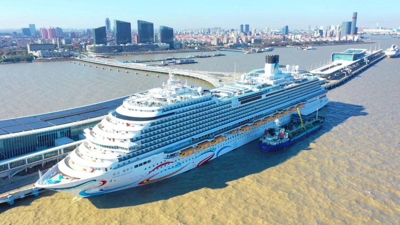 △2024年1月1日，國產(chǎn)首艘大型郵輪“愛達·魔都號”從上海吳淞口國際郵輪港開啟商業(yè)首航。