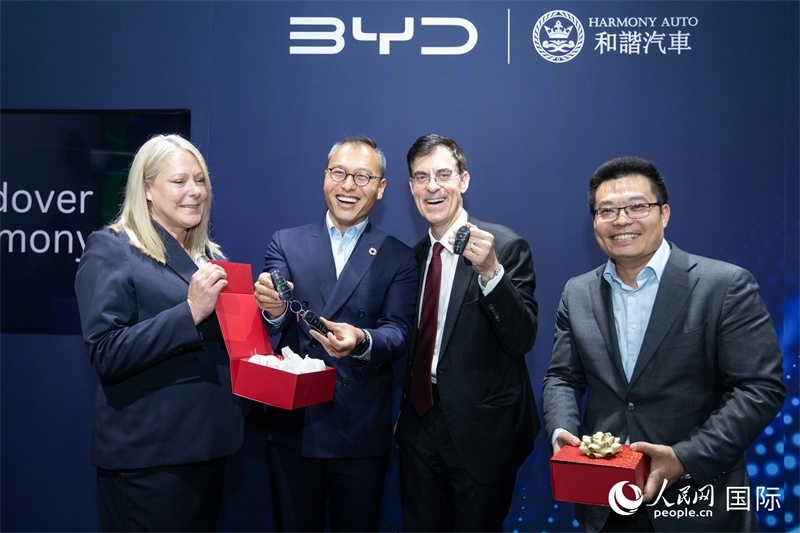 兩位英國消費者獲得新車鑰匙。人民網記者 許立群攝影