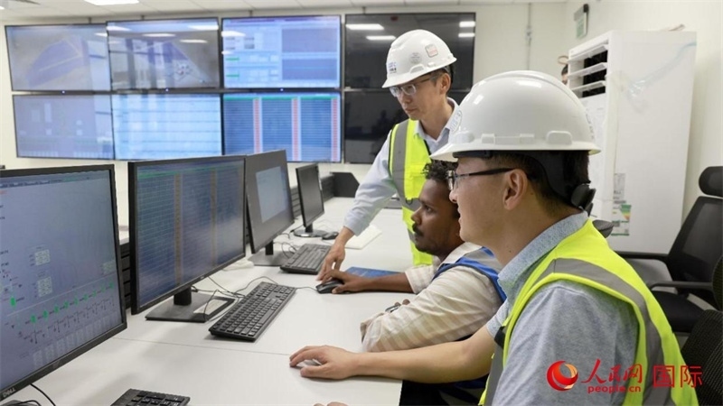 工作人員進行倒送電準備。人民網(wǎng)記者 管克江攝