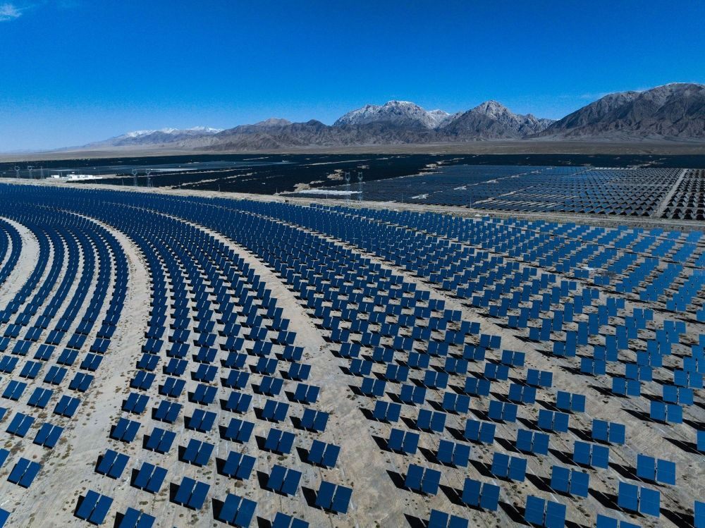 這是2024年4月23日在青海省海西蒙古族藏族自治州德令哈市光伏（光熱）產(chǎn)業(yè)園拍攝的光熱電站（無(wú)人機(jī)照片）。新華社記者 張龍 攝