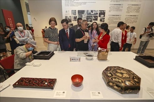 2023年5月28日，北京，推光漆器匠人為駐華使節(jié)展示技藝。