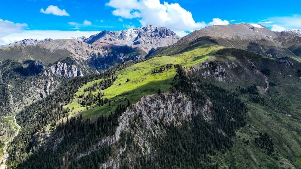 這是2023年6月18日在青海省玉樹(shù)藏族自治州囊謙縣拍攝的風(fēng)光（無(wú)人機(jī)照片）。新華社記者 張龍 攝