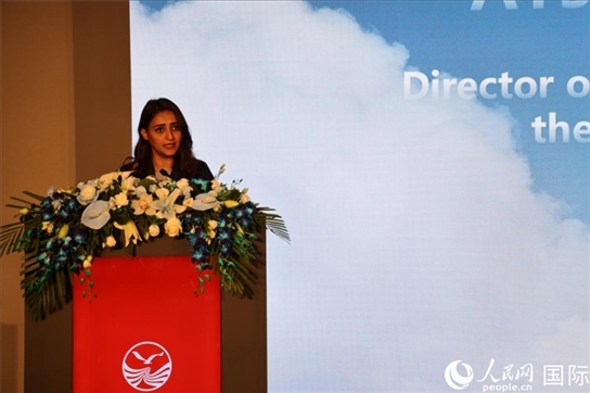 阿聯(lián)酋經(jīng)濟部旅游司司長艾莎·阿菲菲致辭。人民網(wǎng)記者張志文攝