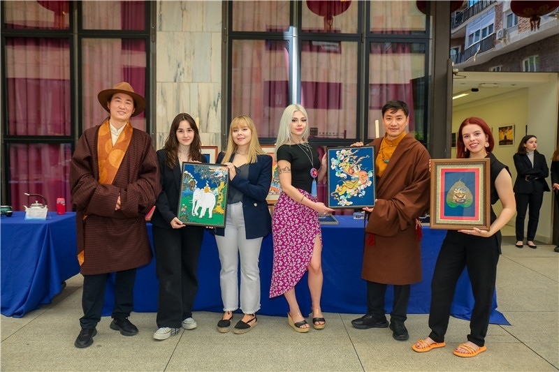 西班牙嘉賓參觀青海傳統(tǒng)手工技藝展示。主辦方供圖