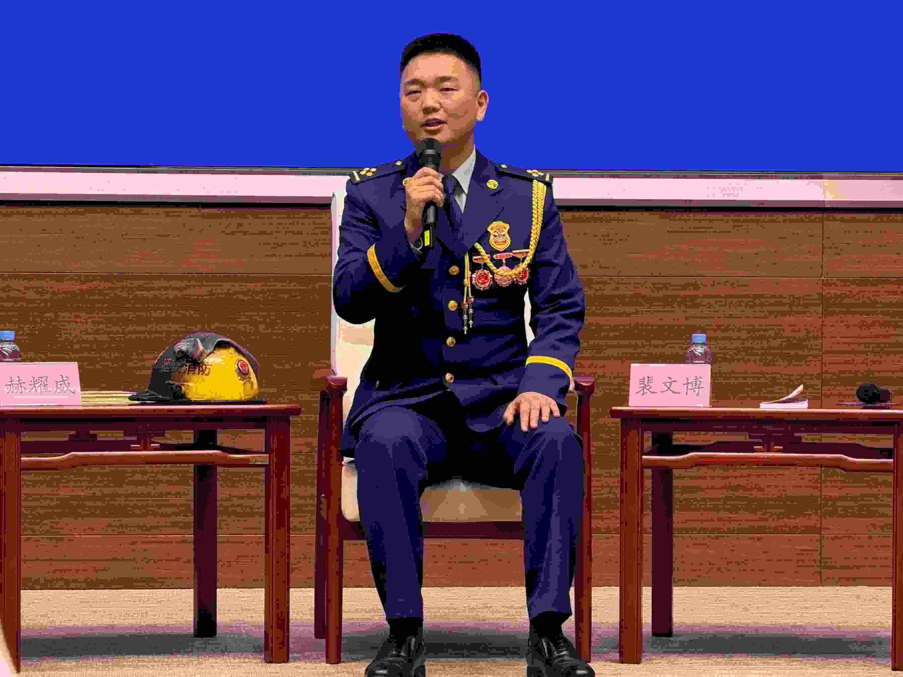 寶塔消防救援站政治指導(dǎo)員裴文博在回答記者提問(wèn)。人民網(wǎng)記者 郝萍攝