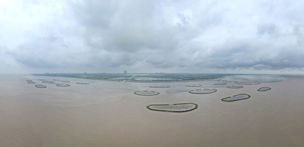 2024年5月31日，上海臨港新片區(qū)南匯嘴水域?yàn)┩可系哪迪牻福o人機(jī)照片）。新華社記者 方喆 攝