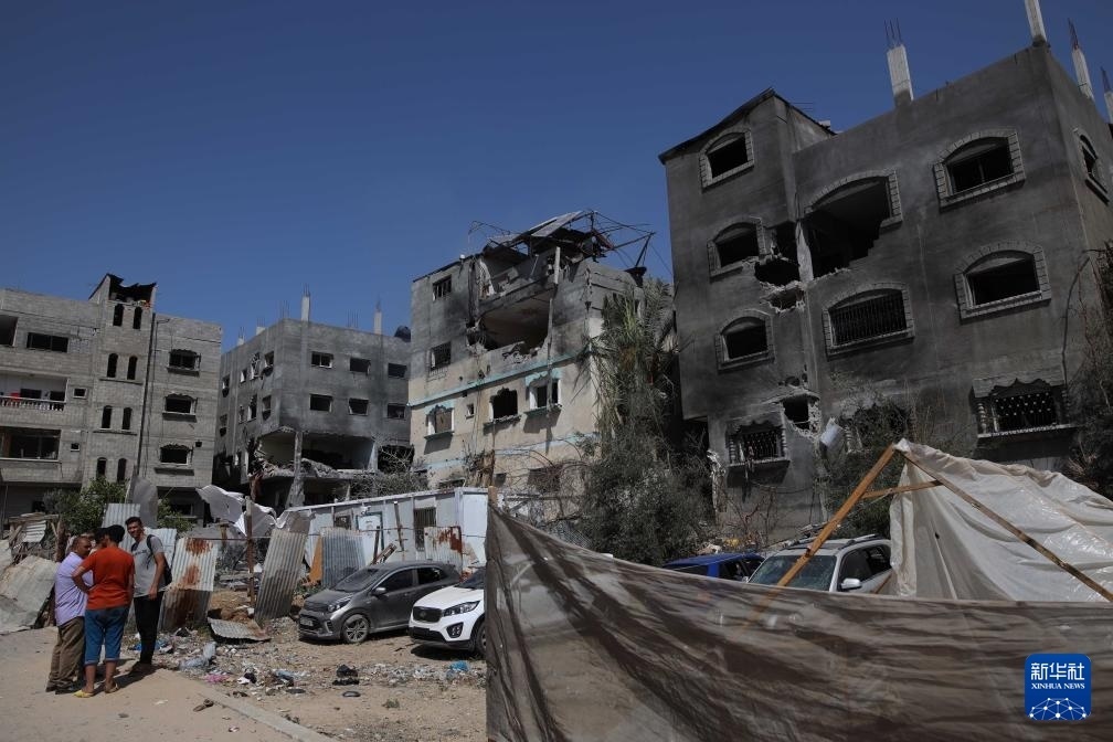 這是6月8日在加沙地帶中部努賽賴特難民營拍攝的在以軍襲擊中受損嚴(yán)重的房屋及車輛。新華社發(fā)（馬爾萬·達烏德攝）