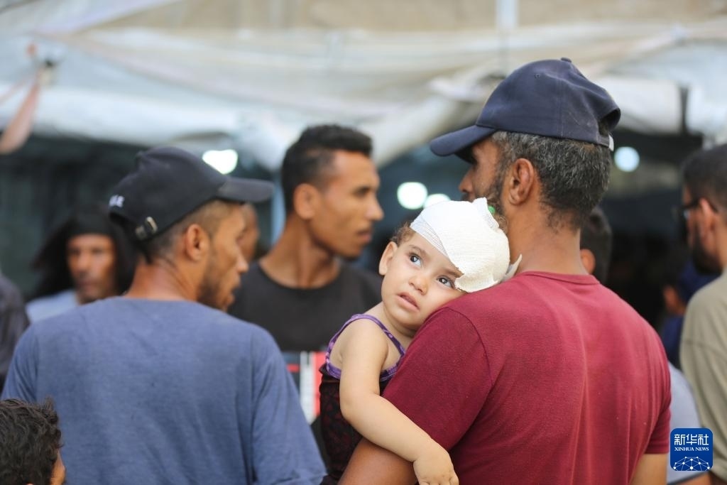 這是6月8日在加沙地帶中部努賽賴特難民營拍攝的傷員。新華社發(fā)（馬爾萬·達烏德攝）