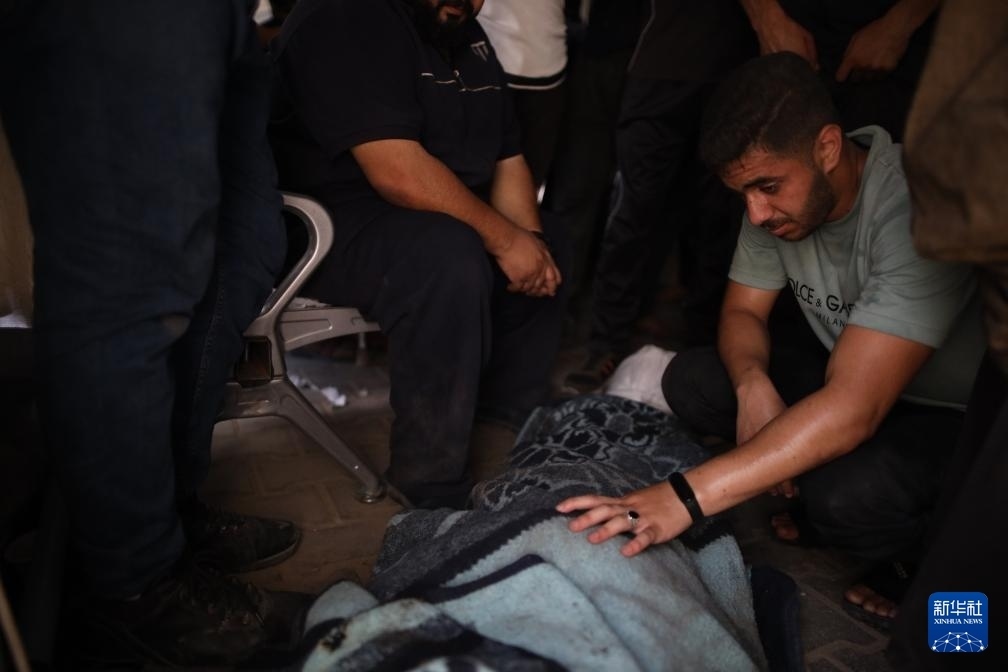 這是6月8日在加沙地帶中部努賽賴特難民營拍攝的以軍襲擊受害者。新華社發(fā)（馬爾萬·達烏德攝）
