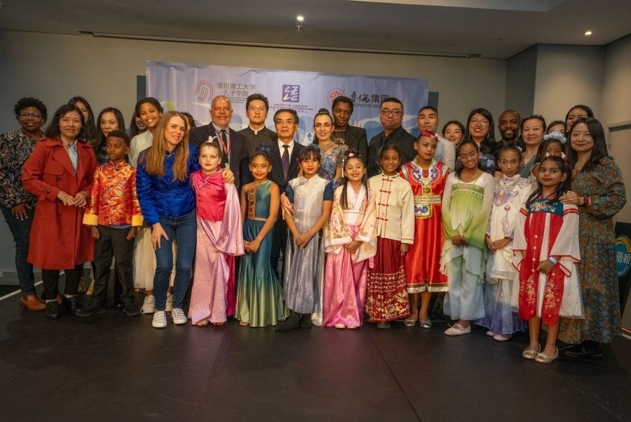 中南嘉賓與選手們合影。