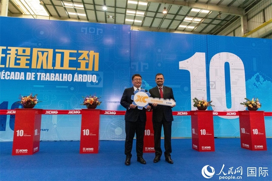 儀式上，徐工巴西制造總經(jīng)理李寒光將第23456臺(tái)產(chǎn)品鑰匙交付給客戶巴西Simak公司首席執(zhí)行官安德森·阿布魯手中。 人民日?qǐng)?bào)社拉美中心分社 威廉·科埃略·維亞納攝