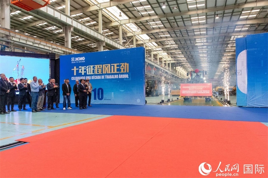 儀式上，米納斯吉拉斯州、波蘇阿雷格里市政府官員，徐工巴西制造的供應(yīng)商、經(jīng)銷商、客戶伙伴、員工代表和在巴中資機(jī)構(gòu)代表等，一起祝賀徐工巴西制造第23456臺(tái)產(chǎn)品下線并交付客戶。 人民日?qǐng)?bào)社拉美中心分社 威廉·科埃略·維亞納攝