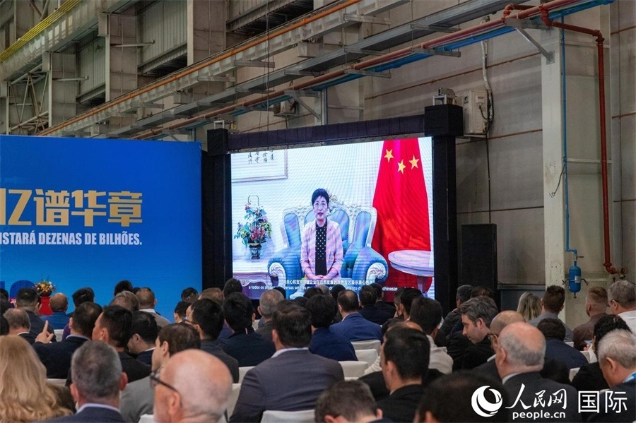 中國駐里約熱內(nèi)盧總領(lǐng)事田敏在視頻致辭中表示，中國是米納斯吉拉斯州第一大貿(mào)易伙伴和重要投資來源國。近年來，雙方在貿(mào)易投資、科技創(chuàng)新、裝備制造、人文交流等領(lǐng)域開展了富有成果的合作。 人民日?qǐng)?bào)社拉美中心分社 威廉·科埃略·維亞納攝