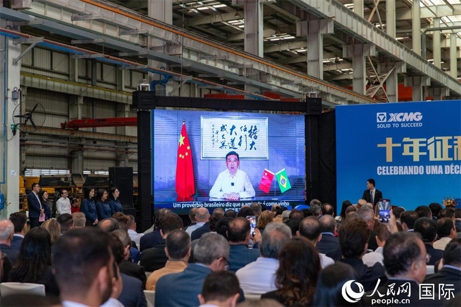 徐工集團(tuán)、徐工機(jī)械董事長楊東升在視頻致辭中表示，徐工作為中國工程機(jī)械的排頭兵，堅(jiān)定不移實(shí)施國際化主戰(zhàn)略，投資運(yùn)營的徐工巴西制造基地成為見證中巴友誼的標(biāo)桿示范。 人民日?qǐng)?bào)社拉美中心分社 威廉·科埃略·維亞納攝