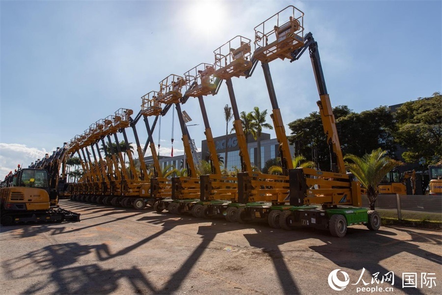 在徐工巴西制造生產(chǎn)基地，一批完成生產(chǎn)的設(shè)備正準(zhǔn)備交付客戶。 人民日?qǐng)?bào)社拉美中心分社 威廉·科埃略·維亞納攝