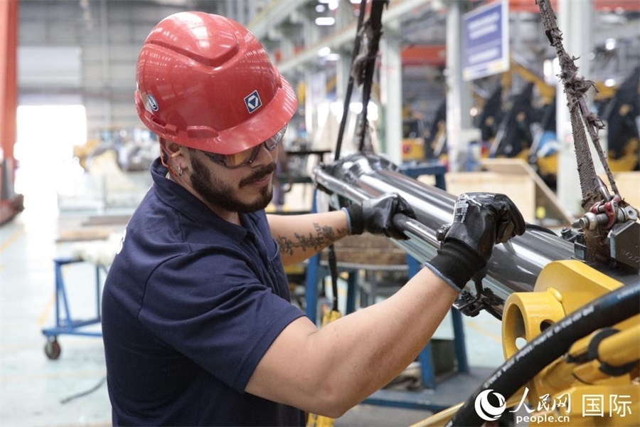 一名徐工巴西制造基地的當(dāng)?shù)貑T工正在進(jìn)行設(shè)備安裝和調(diào)試。 人民日?qǐng)?bào)社拉美中心分社 威廉·科埃略·維亞納攝