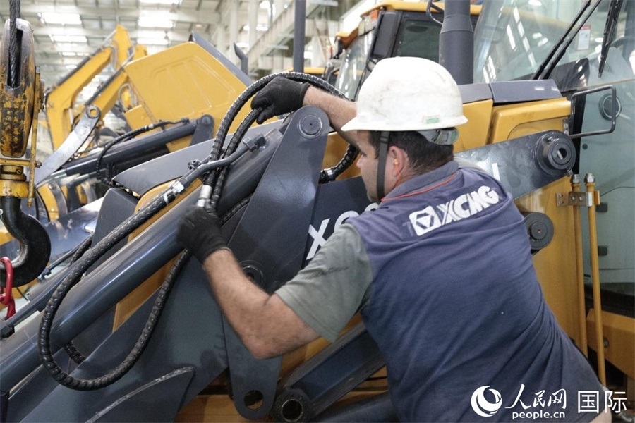 一名徐工巴西制造基地的當(dāng)?shù)貑T工正在進(jìn)行設(shè)備安裝和調(diào)試。 人民日?qǐng)?bào)社拉美中心分社 威廉·科埃略·維亞納攝